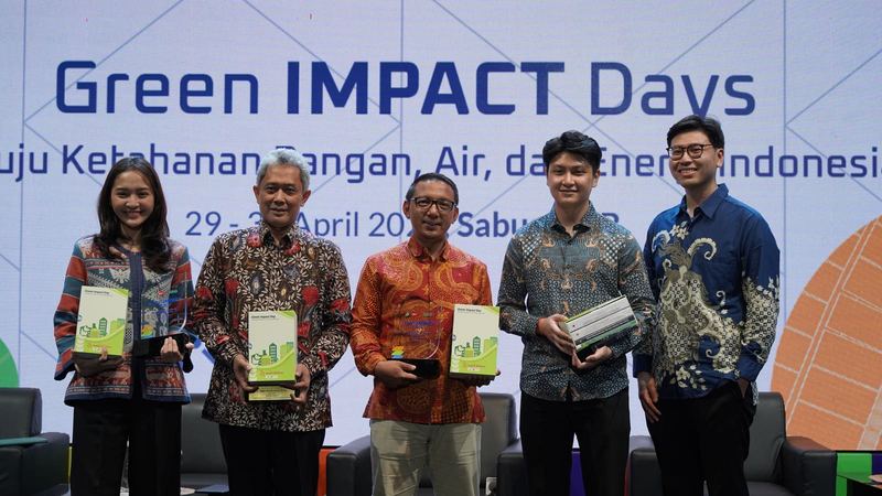 Penyerahan cendera mata dan buku Green Impact Days 2024 di atas panggung Sabuga ITB