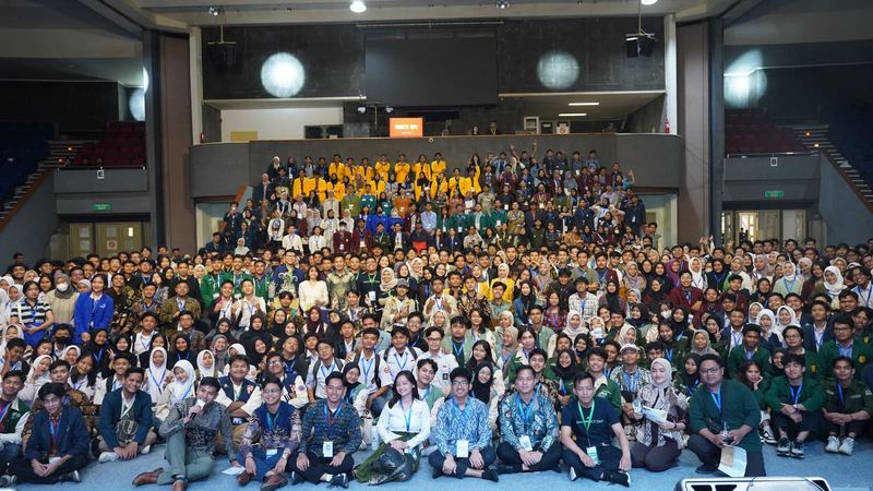 Foto bersama ratusan peserta Green Impact Days 2024 memenuhi ruang Sabuga ITB