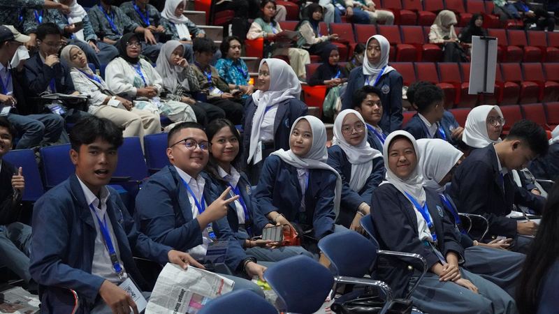 Pelajar dan mahasiswa di tribun Green Impact Days 2024