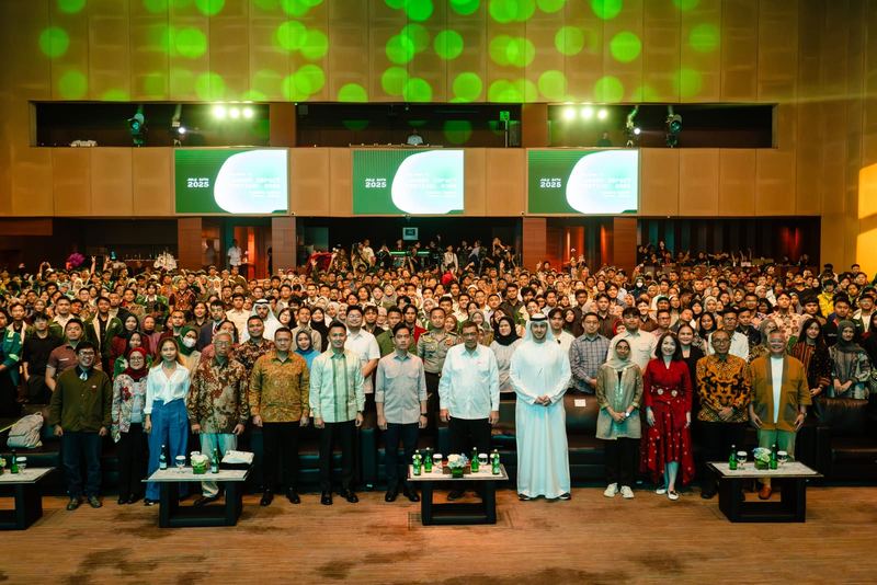 Foto bersama tamu undangan dan ratusan peserta Green Impact Festival 2025 di Djakarta Theater