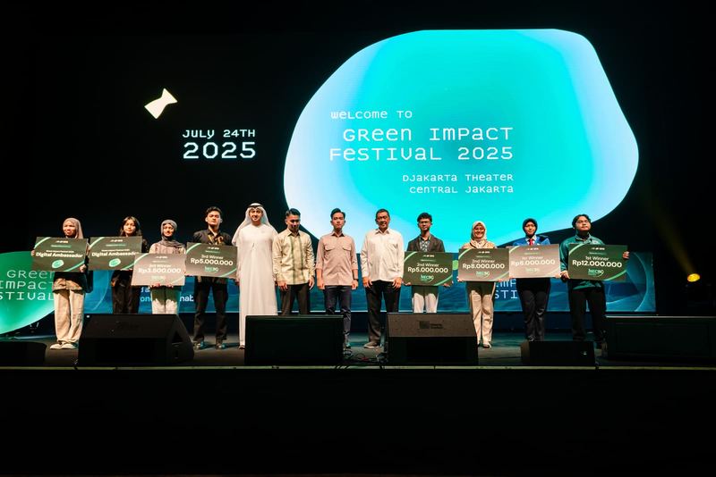 Para pemenang NECSC dan Digital Ambassador 2025 berbaris di panggung sambil memegang papan hadiah