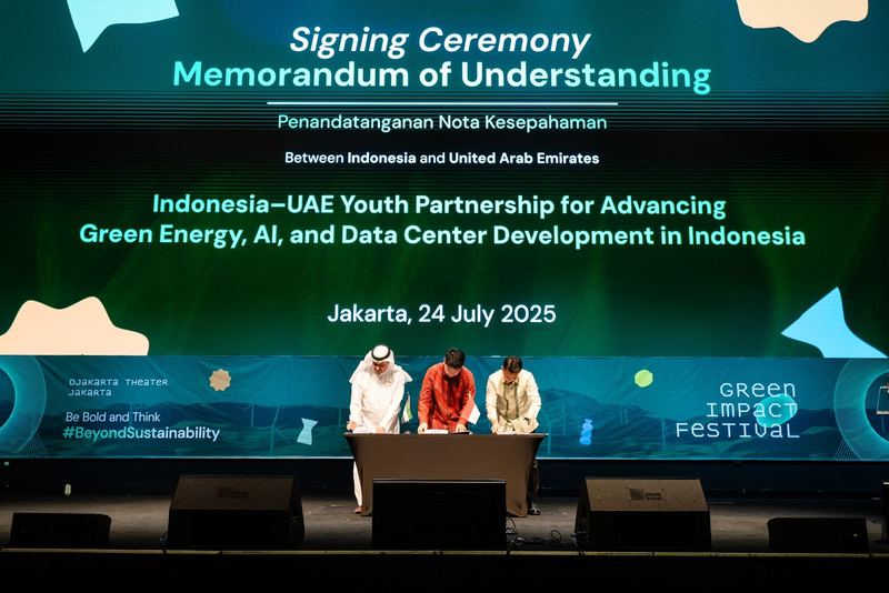 Penandatanganan nota kesepahaman kemitraan pemuda Indonesia-UEA untuk energi hijau, AI, dan pusat data di Green Impact Festival 2025